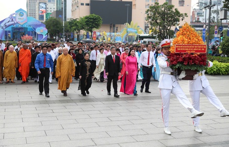 Đoàn đại biểu dự Đại hội đại biểu MTTQ Việt Nam TPHCM dâng hoa Tượng đài Chủ tịch Hồ Chí Minh