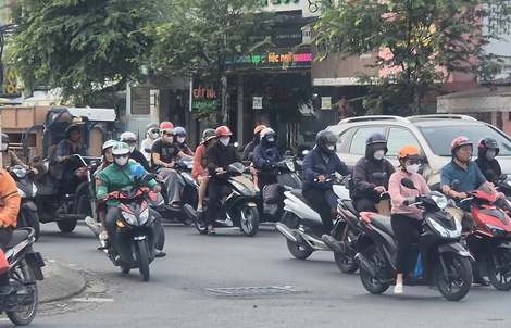 Thời tiết TPHCM se lạnh, người dân khoác áo ấm khi ra đường