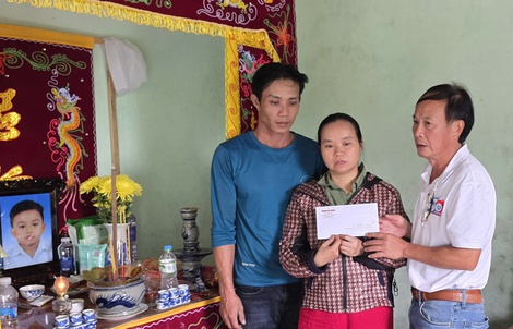 Nước mắt chảy ngược bên dòng sông Ba sau cơn lũ lịch sử