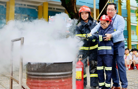 Hình ảnh đáng yêu: "Lính cứu hỏa nhí” ra trận