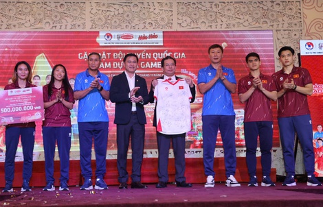 U22 Việt Nam, tuyển nữ Việt Nam tặng 100 triệu đồng cho người dân miền Trung bị lũ lụt