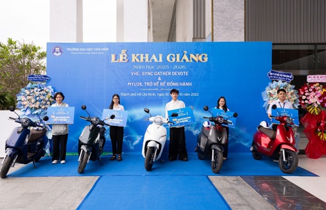 Trường ĐH Văn Hiến được trao giấy Chứng nhận kiểm định cơ sở giáo dục chu kỳ 2 tại Lễ Khai giảng