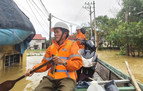 Quảng Trị khẩn trương khôi phục cấp điện, sẵn sàng ứng phó bão số 13