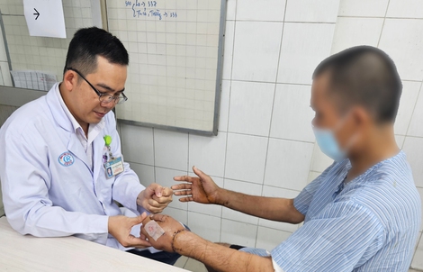 Bác sĩ kể về ca nối đôi bàn tay đứt lìa cho người đàn ông ở Đồng Tháp
