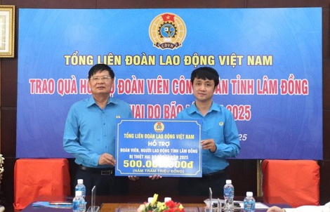 Tổng LĐLĐ Việt Nam trao 500 triệu đồng hỗ trợ công nhân tỉnh Lâm Đồng bị thiệt hại do bão lũ