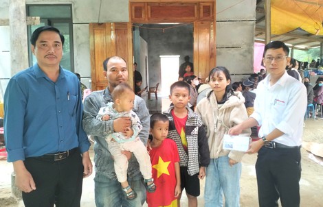 Chương trình "Trái tim miền Trung" trao hỗ trợ gia đình người mẹ trẻ bị lũ cuốn tử vong