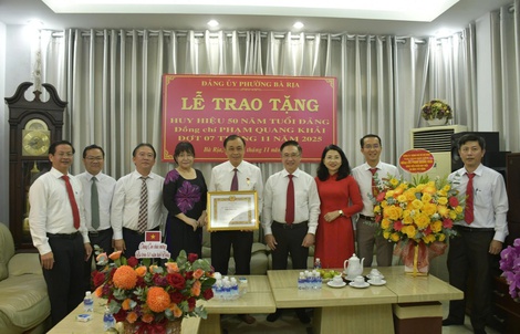 Nguyên Phó Bí thư Thường trực Tỉnh ủy Bà Rịa - Vũng Tàu nhận Huy hiệu 50 năm tuổi Đảng
