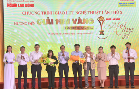 Nghệ sĩ Trang Bích Liễu và nhà thơ Lê Minh Quốc nhận "Mai Vàng nhân ái", "Mai Vàng tri ân"