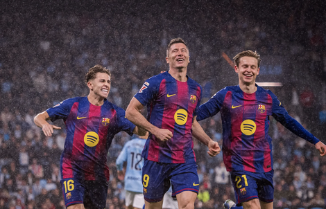 Lewandowski lập hat-trick, Barcelona ngược dòng thắng trận cầu 6 bàn