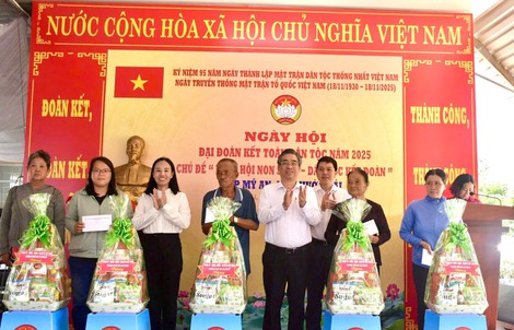 Phó Bí thư Thành ủy TP HCM Nguyễn Phước Lộc 
dự Ngày hội Đại đoàn kết xã Phước Hải