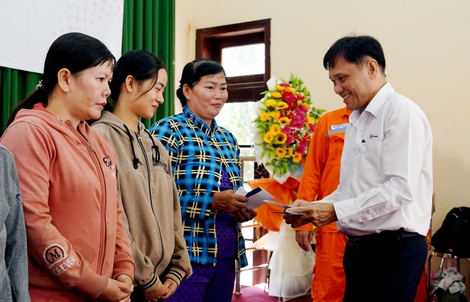 EVNSPC hướng đến đồng bào bị ảnh hưởng thiên tai, bão lụt trong “Tháng tri ân khách hàng 2025”