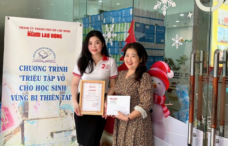 Mida đồng hành Báo Người Lao Động trong chương trình “Triệu tập vở cho học sinh vùng bị thiên tai" 