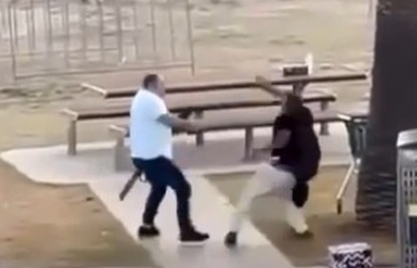 CLIP: Khoảnh khắc người dân tay không tước vũ khí của kẻ xả súng ở Úc