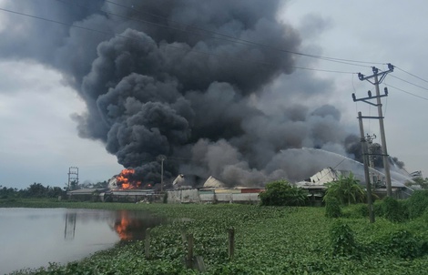 Cháy lớn thiêu rụi nhà xưởng công ty giày da