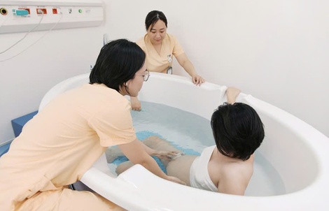 Trào lưu "sinh con trong bồn nước": Phải hiểu đúng, tránh tác hại khó lường