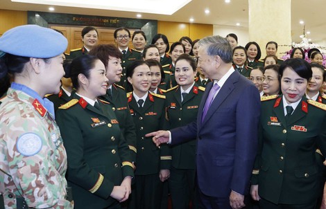 Phấn đấu mỗi cá nhân phụ nữ Quân đội là một gương sáng