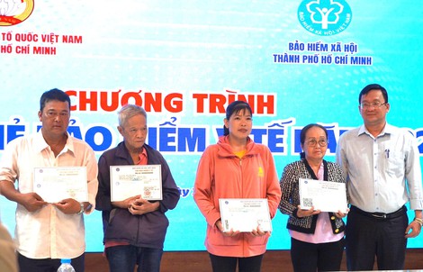 Tặng thẻ BHYT cho người nghèo để không ai bị bỏ lại phía sau