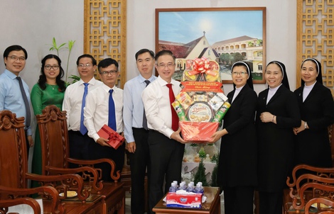 Lãnh đạo TPHCM thăm, chúc mừng Giáng sinh Dòng Mến Thánh Giá Chợ Quán