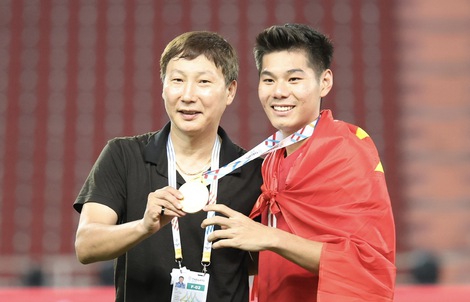 HLV Kim Sang-sik và những chia sẻ cảm xúc sau HCV SEA Games 33 - 2025