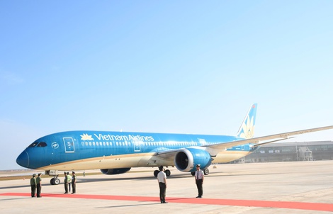 Hình ảnh chuyến bay đầu tiên hạ cánh xuống sân bay Long Thành