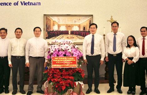 Lãnh đạo TPHCM thăm, chúc mừng Giáng sinh Văn phòng Hội đồng Giám mục Việt Nam