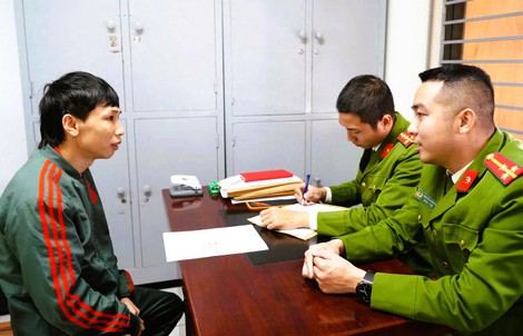 Một thanh niên từ Thái Lan về nước tới công an đầu thú