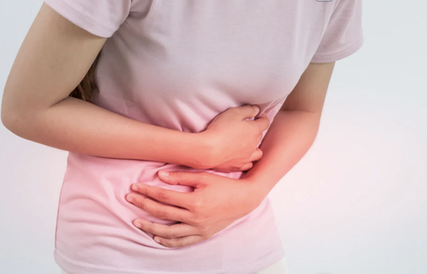 Bất thường ở "vùng kín", bé gái mới lớn bí tiểu suốt 2 tháng, phụ huynh cần chủ động quan tâm