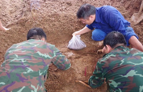 Phát hiện 4 hài cốt liệt sĩ cùng nhiều di vật trong vườn của một hộ gia đình ở Quảng Trị 