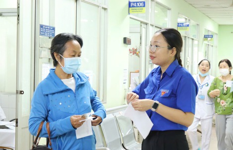 TPHCM: Người cao tuổi được cấp BHYT miễn phí cần làm gì khi thẻ hết hạn?