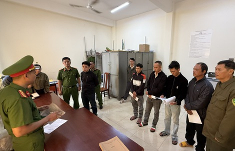 Mâu thuẫn láng giềng, 7 người bị khởi tố cùng lúc 