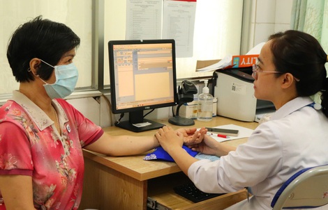 Người cao tuổi TPHCM vui mừng vì được khám bệnh, tặng thẻ BHYT