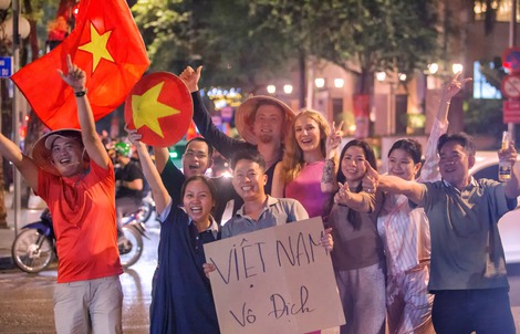 Khoảnh khắc khó quên người dân TPHCM mừng U22 Việt Nam vô địch SEA Games 33