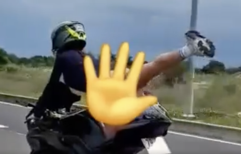 Clip: Nữ du khách nước ngoài biểu diễn mô tô gây phản cảm ở Khánh Hòa