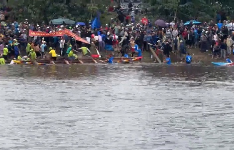 CLIP: Các vận động viên đánh nhau náo loạn lễ hội đua ghe ở Huế