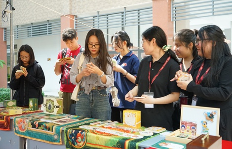 Gần 1.000 người tham gia ngày hội nghệ thuật “Hoa chào ngõ hạnh”