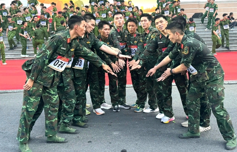 Chạy việt dã ở trung tâm thành phố, chào mừng ngày thành lập Quân đội nhân dân Việt Nam