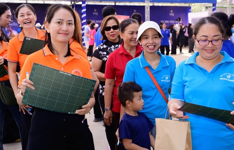 Nữ công nhân nhà máy được làm đẹp, tặng quà