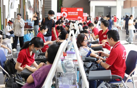 Nguồn máu dự trữ cứu người giảm, hàng trăm người tham gia hiến máu
