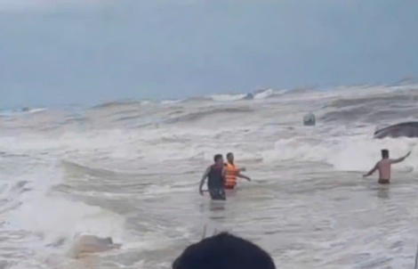 Huế: Livestream kêu gọi dân làng ra cứu nạn ngư dân bị lật thuyền