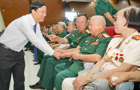 Quân đội luôn gắn bó máu thịt với nhân dân