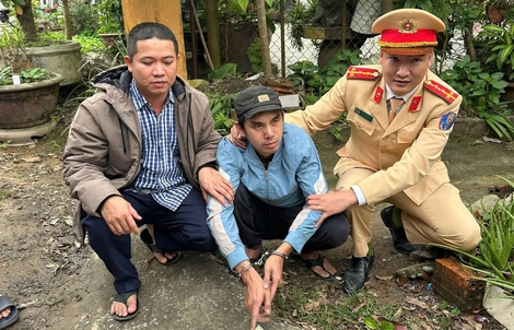 Bắt khẩn cấp tài xế xe đầu kéo vì giấu "thứ nguy hiểm" trong cabin