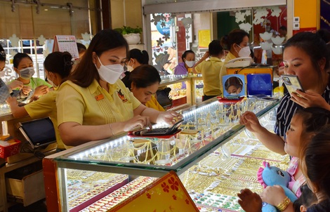 Giá vàng hôm nay 23-12: Tăng chóng mặt, lập kỷ lục mới