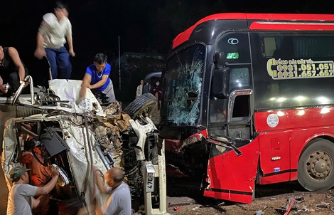 Xe khách tông xe tải, người dân cạy ca-bin cứu người