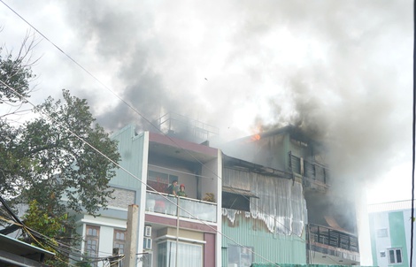 Đà Nẵng: Leo mái nhà dân, kéo vòi rồng dập tắt hỏa hoạn trong hẻm nhỏ