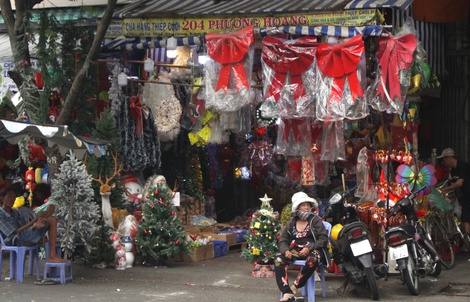 Tiểu thương rầu rĩ vì hàng trang trí Noel ế ẩm