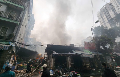 Cháy chợ Xanh Định Công, nhiều gian hàng bị thiêu rụi