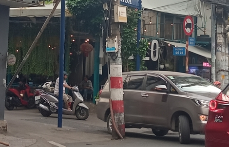 Trụ điện giữa đường