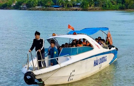 Hơn 130 học sinh ở Tây Nha Trang đi canô đến trường