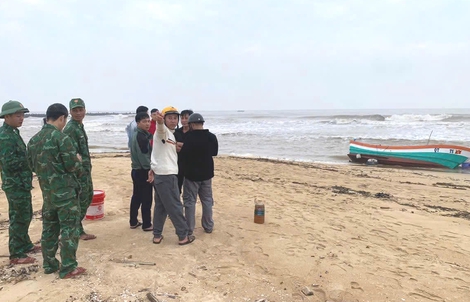 Tàu cá không người dạt vào bờ biển: Tìm thấy thi thể ngư dân mất tích