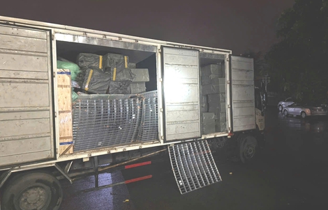 Phát hiện cả khoang thuốc lá ngoại trên ô tô biển số Hà Nội